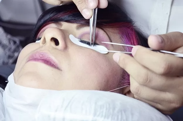 Eyelash tinting
